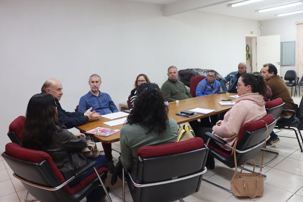 Representantes da prefeitura em reunião sobre o Plano Municipal de Habitação